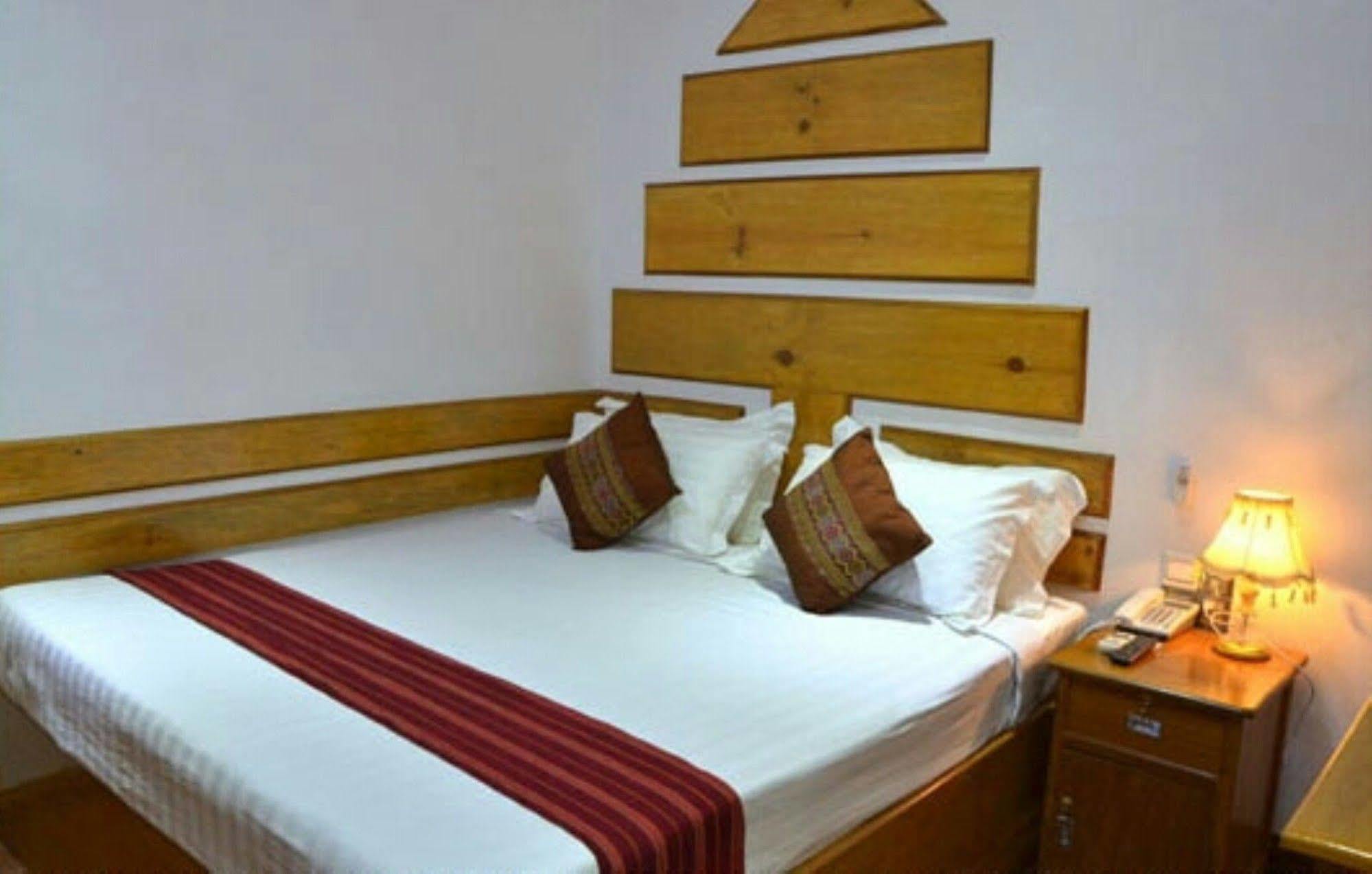 Myat Nan Taw Hotel Loikaw Exterior foto